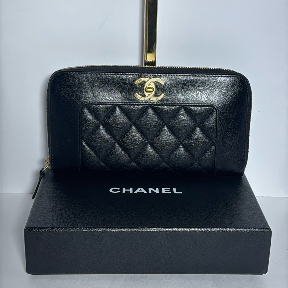 AUTHENTIC BLACK LEATHER CHANEL ZIPPY WALLET